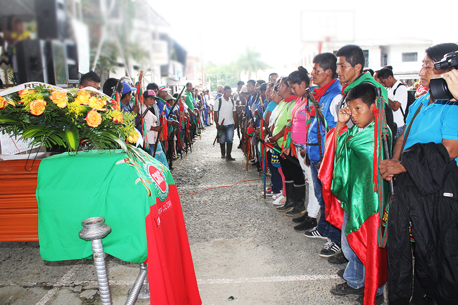 La guardia indígena con sus bastones le hicieron un homenaje a Javier Oteca en la Audiencia pública