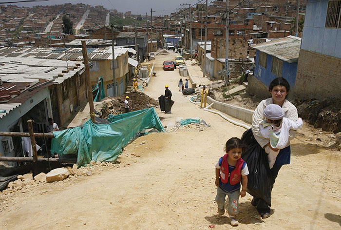 ((ACOMPAÑA CRÓNICA: COLOMBIA-DESPLAZADOS)) BOG05. BOGOTÁ (COLOMBIA), 01/10/08.- Vista el 25 de septiembre de 2008, de una calle de Potosí, en Ciudad Bolívar, un barrio pobre del sur de la capital colombiana donde la organización española Solidaridad Internacional lleva a cabo un plan de mejoramiento de vivienda para las víctimas del conflicto armado en Colombia, invirtiendo, desde 2004, entre 600 y 700 millones de euros en los hogares de los desplazados. EFE/Guillermo Legaria